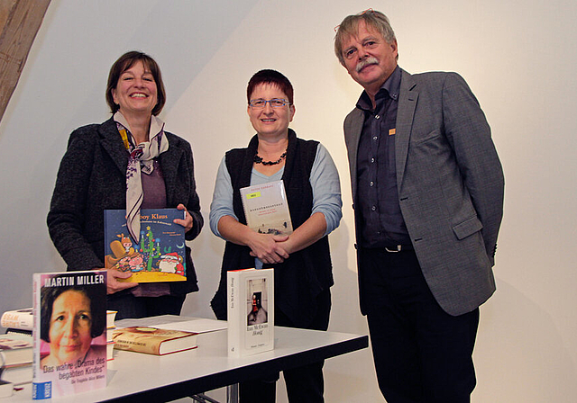 Kommen und gehen: Heidi Bühler-Naef, die zum letzten Mal den Literatur-Apéro moderierte, Petra Rentsch, neue Leiterin Stedtlibibliothek, und Präsident Martin Tschan.  Foto: Martin Staub