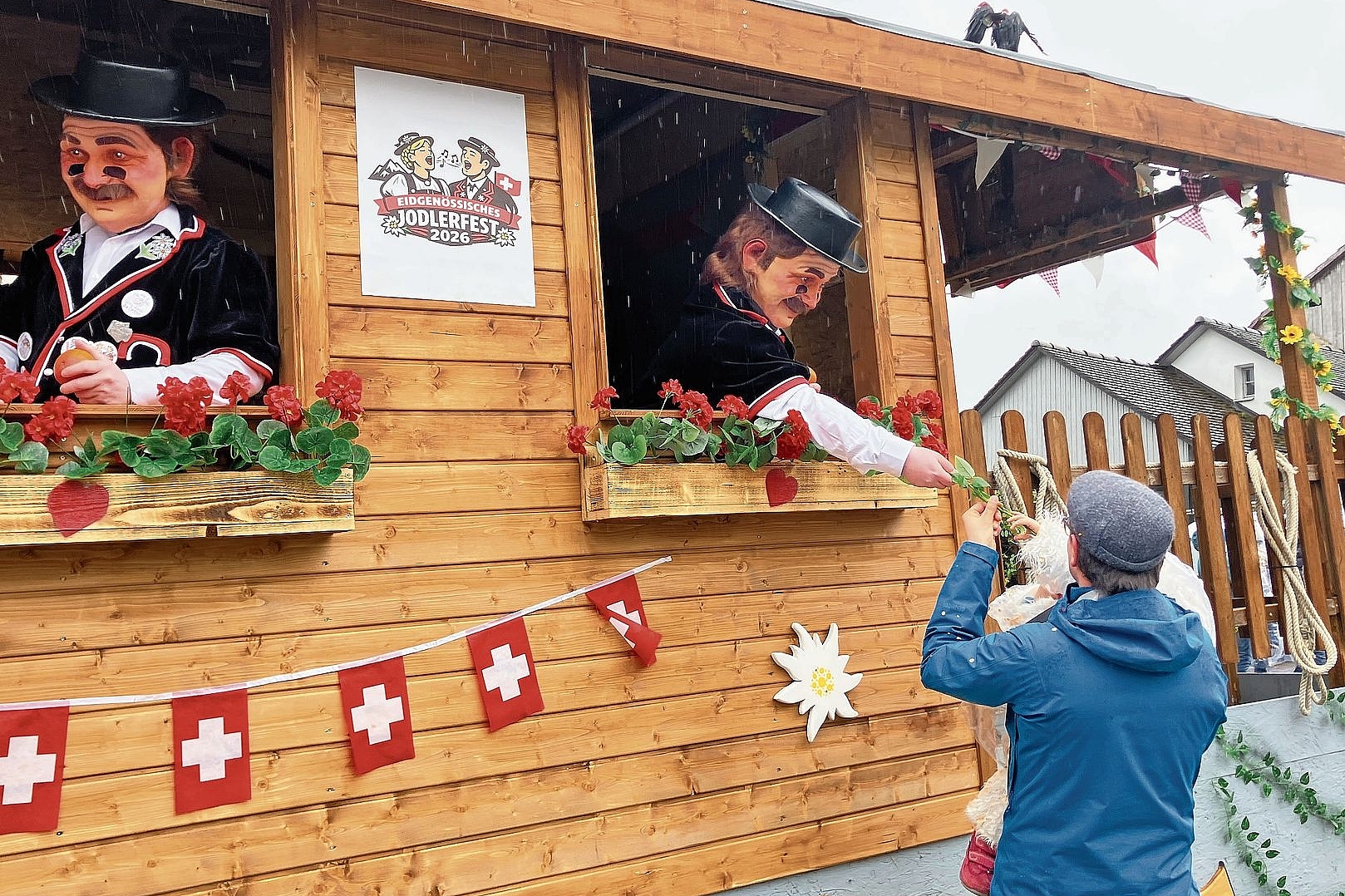 Aufwändig gestaltet: Die «Kampftrinker» haben zum Jodlerfest eine Jodlerstube gefertigt.