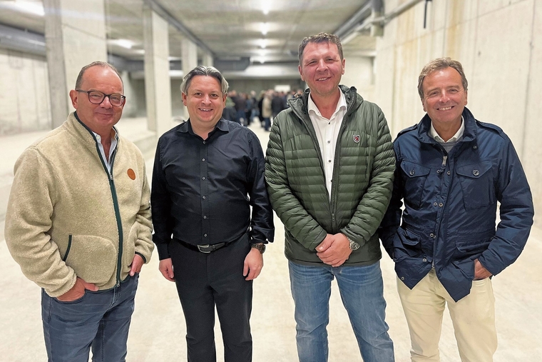Das neuste Untergrund-Werk: (v.l.) Markus Lisser, Michael Fischer, Thomas Blach und Jürg Kappeler im neuen Mischwasserbecken Breitenbach. Foto: Bea Asper