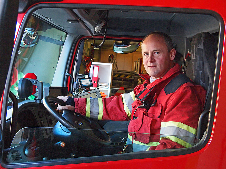 Hat das Steuer in der Hand: Roland Iten, Arlesheims neuer Feuerwehrkommandant. Foto: Tobias Gfeller
