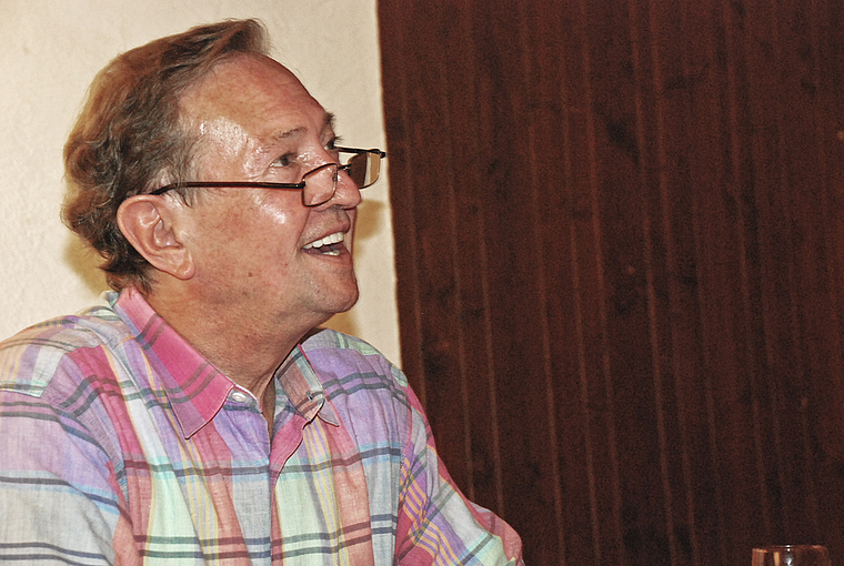 Charmanter Schotte: Der Schriftsteller Martin Walker beim Signieren seines neuen Buches. Foto: Thomas Brunnschweiler