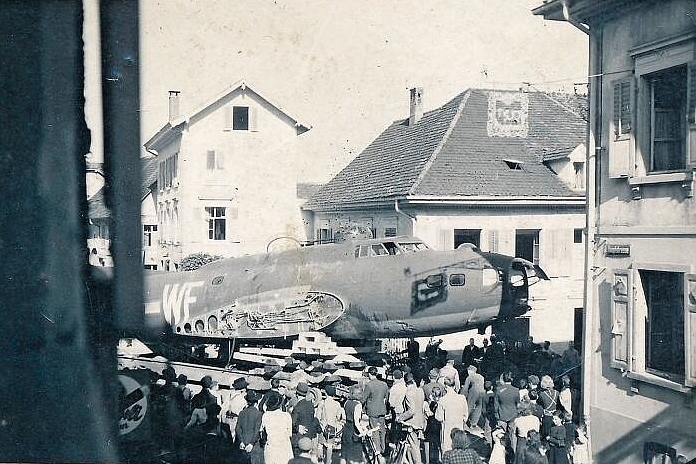 Kompliziertes Manöver: Nach dem Absturz bahnt sich der schwer beschädigte Bomber «Lazy Baby» einen Weg durch Aeschs Strassen. Der umständliche Abtransport zieht viele Schaulustige an. Fotos: ZVG