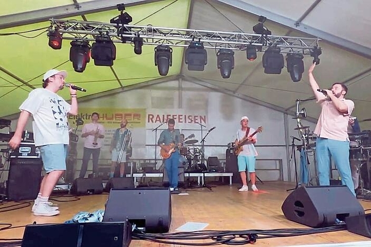 Konzert-Highlight: Schwellheim heizt dem Festzelt am Samstagabend so richtig ein.