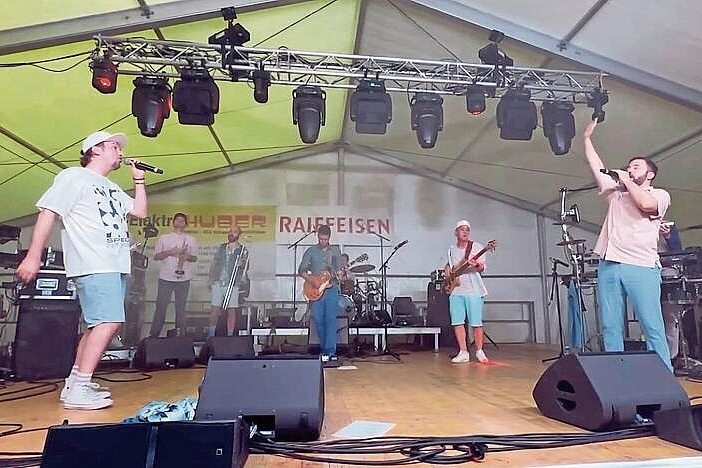 Konzert-Highlight: Schwellheim heizt dem Festzelt am Samstagabend so richtig ein.