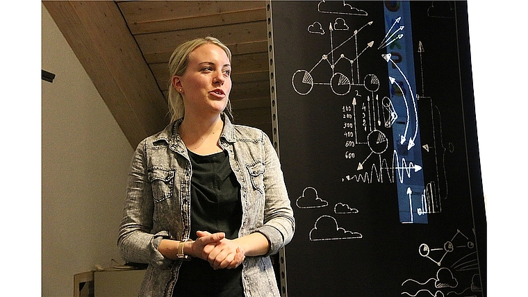 Schnittstelle Schule-Beruf: Jennifer Baumgartner übt mit den Jugendlichen auch Vorstellungsgespräche. Foto: Gini Minonzio