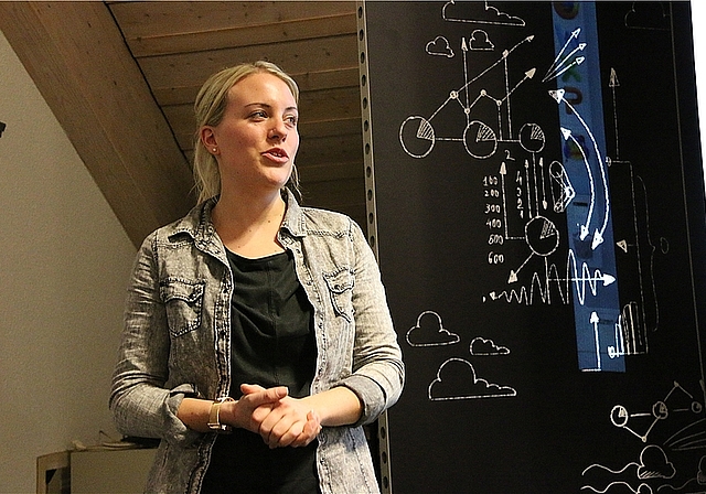Schnittstelle Schule-Beruf: Jennifer Baumgartner übt mit den Jugendlichen auch Vorstellungsgespräche. Foto: Gini Minonzio 