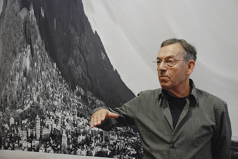 Reinach mit Viertausender. Der zwischen Reinach und New York pendelnde Künstler Karl Gerber vor einem wandfüllenden Verzerrungsbild. Foto: Thomas Brunnschweiler