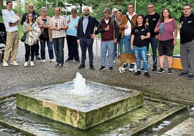 Feierliche Einweihung: Dank dem Quartierverein Reinach Süd und rund einem Dutzend Spenderinnen und Spendersprudelt der Brunnen beim Friedhof wieder.Foto: zvg