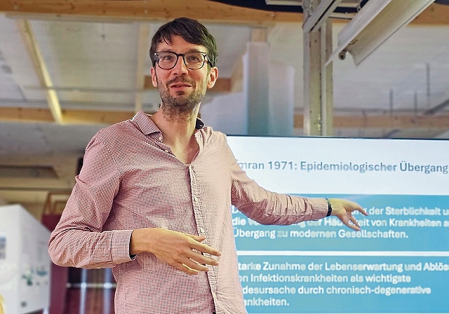 Aufschlussreich: Medizinhistoriker Pascal Germann zeigte in Laufen, wie Hygiene und öffentliche Gesundheitsmassnahmen unsere Lebenserwartung verändert haben. Foto: Melanie Brêchet