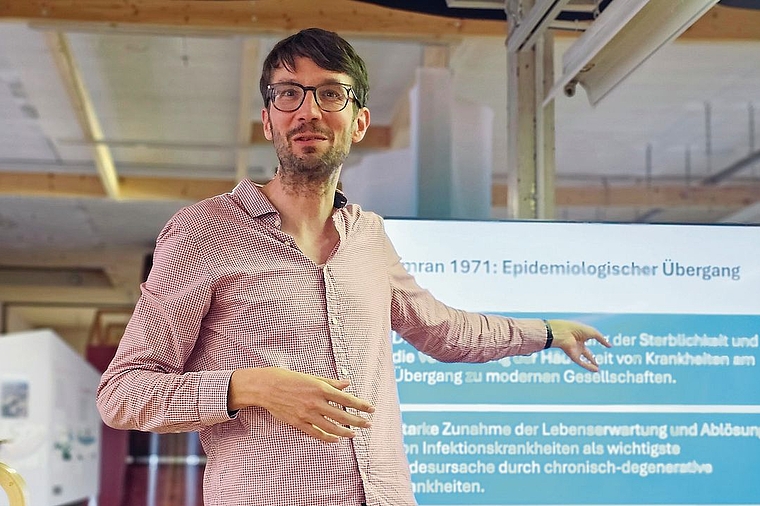 Aufschlussreich: Medizinhistoriker Pascal Germann zeigte in Laufen, wie Hygiene und öffentliche Gesundheitsmassnahmen unsere Lebenserwartung verändert haben. Foto: Melanie Brêchet