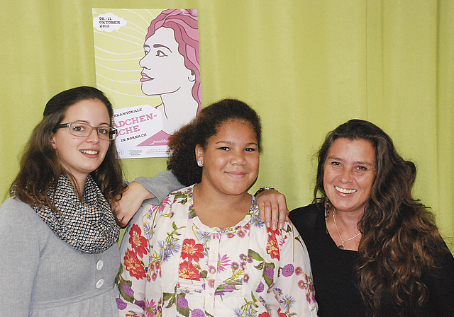 Drei von neun aus dem OK: Anna Sollberger, Projektleiterin; Sophia Dema, Jugendliche; Pascale Thommen, Co-Leiterin Jugendhaus (v. l.).  Foto: Thomas Brunnschweiler