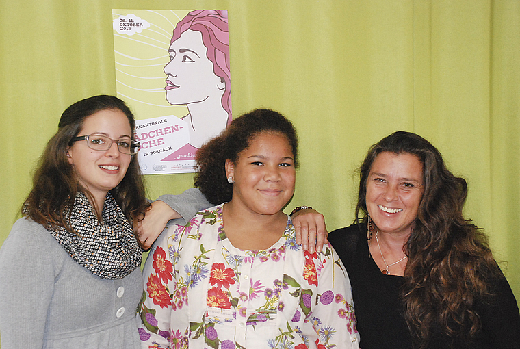 Drei von neun aus dem OK: Anna Sollberger, Projektleiterin; Sophia Dema, Jugendliche; Pascale Thommen, Co-Leiterin Jugendhaus (v. l.). Foto: Thomas Brunnschweiler