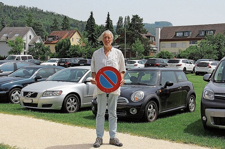 Hat die Nase voll von Abgasen: Marco Gigli will hier mehr Biodiversität statt Autos. Foto: Tobias Gfeller