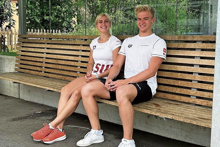 Bald geht’s los: Selina von Jackowski und Robin Yeboah warten auf die Abfahrt nach China. Foto: Caspar Reimer