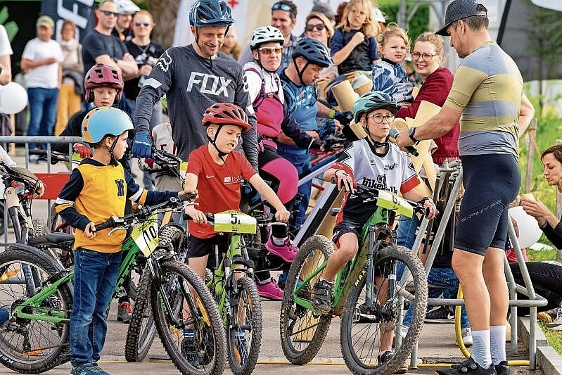 Spass im Fokus: Die Nachtstafette wurde von Olympiasieger Franco Murvelli (r.) moderiert. Foto: Thomas Moor/ ZVG