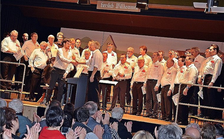 Des Publikums langer Schlussapplaus: Er galt Dirigent Hans Grolimund und PianistKimon Barakos (vorne) sowie dem Büsseracher und Interkantonalen Männerchor (hinten verdeckt.)