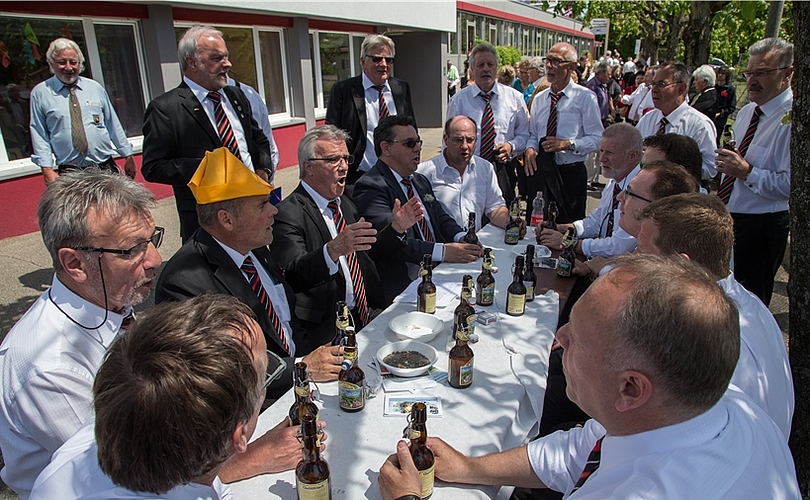 Fast wichtiger noch als die Wettvorträge: Fröhliche Sangesrunde unter dem frischen Frühlingslaub. Der Männerchor Meltingen beim Apéro. Fotos: Martin Staub
