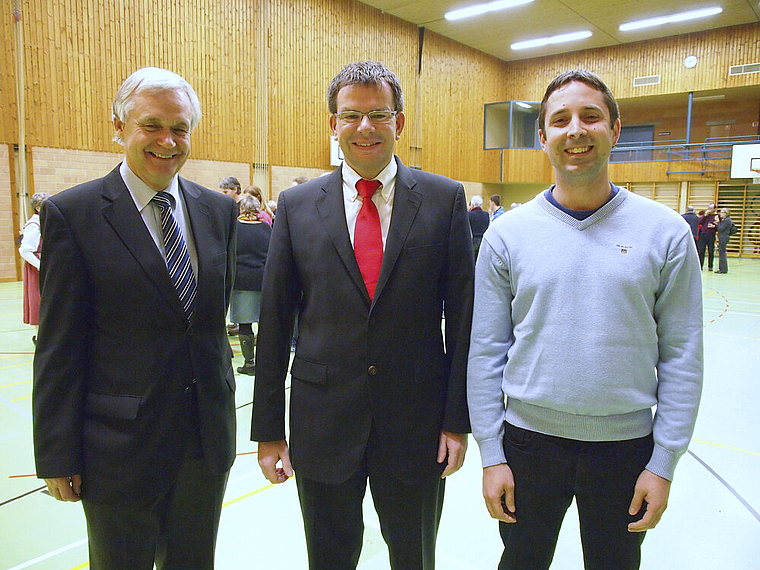 Amtsübergabe: Ernst Singeisen (l.), aktueller Leiter der Aescher Finanzverwaltung, übergibt Ende Jahr an Peter Baer (r.). In der Mitte: Finanzchef Andreas Spindler. Foto: Tobias Gfeller