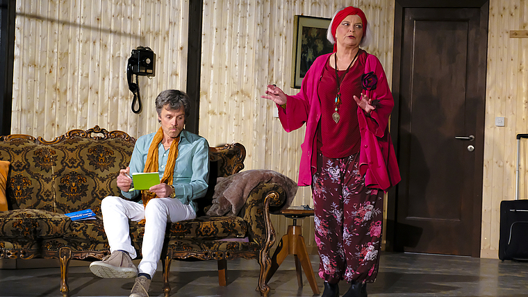 Schwierige Beziehungen: Der gescheiterte Grafiker Stefan Hirt (Christoph Frommherz) versucht, seine Ehe zu retten, doch die erfolgreiche Esoterik-Beraterin Beatrice (Beatrix Castellote-Iselin) funkt dazwischen. Foto: Thomas Brunnschweiler