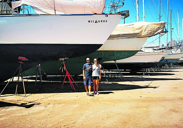 Vor den «Sommerferien»: Das Schiff Milagros und seine Crew im Boatyard von San Carlos. Foto: zVg
