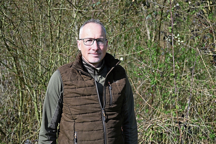 Kümmert sich um Dachs, Reh und Co.: Jagdaufseher Marc Weber. Foto: Fabia Maieroni