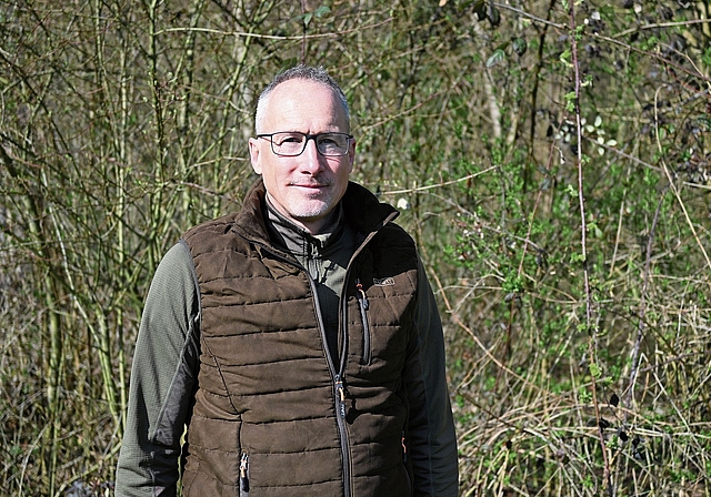 Kümmert sich um Dachs, Reh und Co.: Jagdaufseher Marc Weber. Foto: Fabia Maieroni