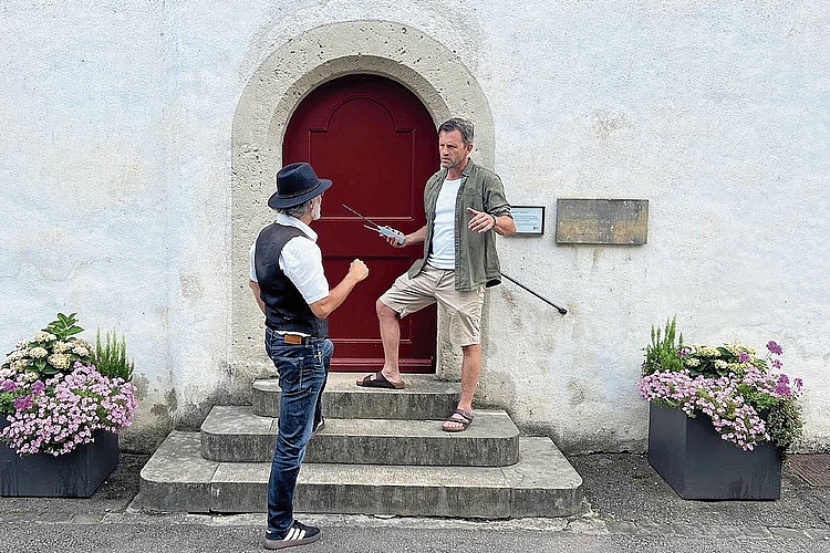 Vor dem Tor zur Schlosskapelle: Patrick Bonneau im Gespräch mit Jonas Lenz, dem Spurenleser der Detektei Laufental. Foto: Patrick Neuenschwander