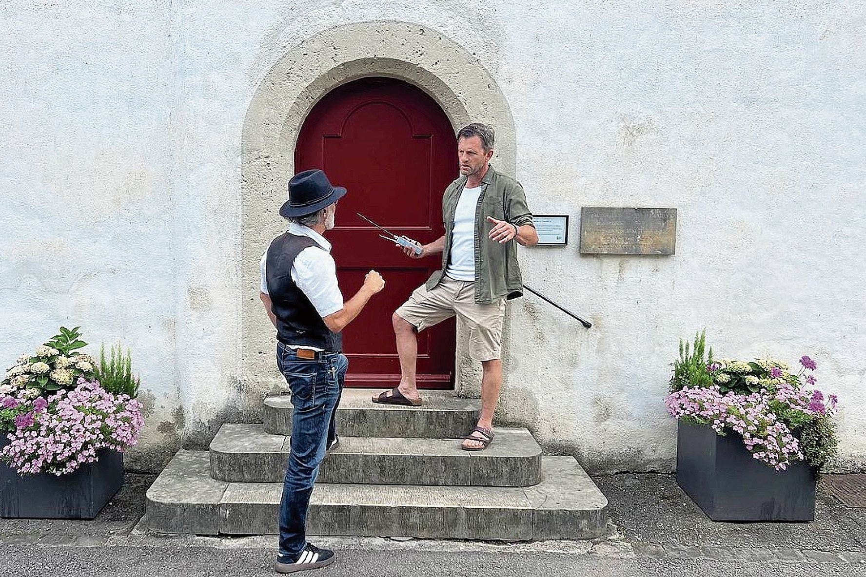 Vor dem Tor zur Schlosskapelle: Patrick Bonneau im Gespräch mit Jonas Lenz, dem Spurenleser der Detektei Laufental. Foto: Patrick Neuenschwander