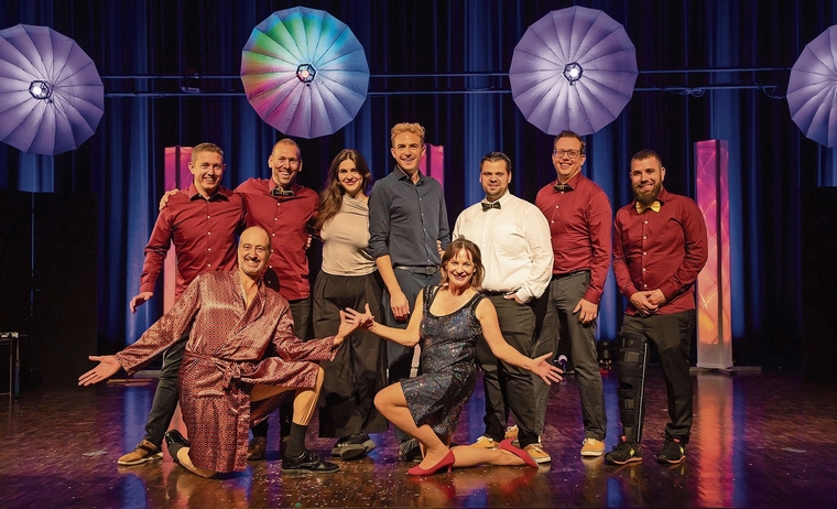 Letzte Laufner Humornacht: Das Organisationsteam mit Cédric Metzger und Timo Steiner (hinten v. l.), Fabian Bärtschi, Christoph Schweizer und Pascal Christ (hinten v. r.). Zusammen mit den Auftretenden Julia Steiner (hinten 3. v. l.), Michael Elsen