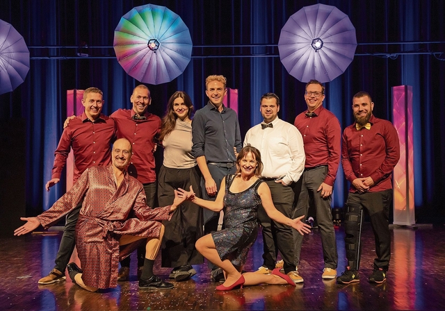 Letzte Laufner Humornacht: Das Organisationsteam mit Cédric Metzger und Timo Steiner (hinten v. l.), Fabian Bärtschi, Christoph Schweizer und Pascal Christ (hinten v. r.). Zusammen mit den Auftretenden Julia Steiner (hinten 3. v. l.), Michael Elsen