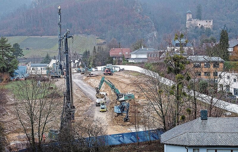 Nach Wasserproben: Kritiker befürchten, dass die Überbauung dem Feuchtgebiet Schwinbach-Aue (links) schaden könnte. 
