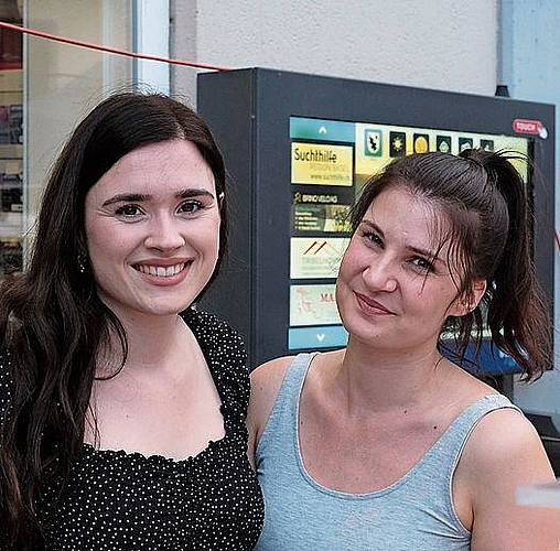 Charmante Bedienung: Die Burger-Girls vor dem Veloladen.
