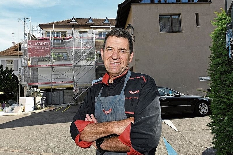 Grosse Investition: Christoph Jenzer will das Dach seines Betriebs mit Solarziegeln der neuesten Generation verkleiden.
Foto: Juri Junkov