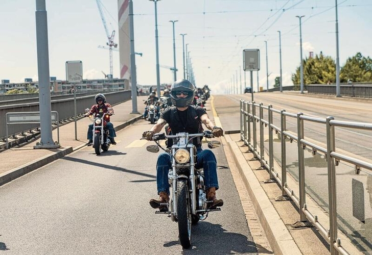 Stadtrundfahrt: Bei der Motorradparade fahren jeweils rund 1000 Motorräder vom St.‑Jakob-Areal
durch die Basler Innenstadt – eskortiert von der Polizei.Fotos: zvg