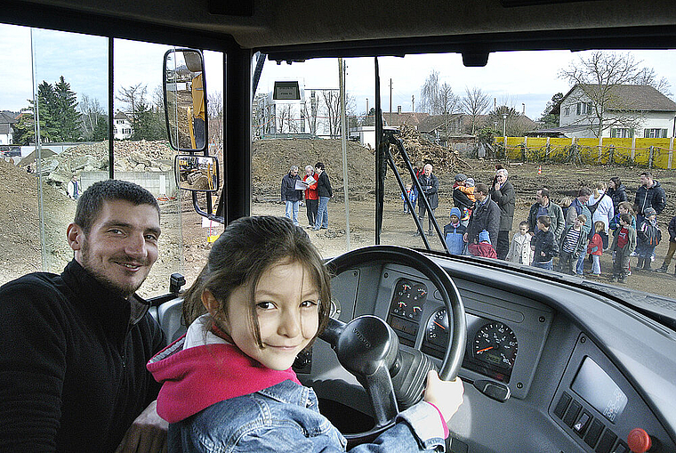 Früh übt sich …: Die achtjährige Luciana findet es «toll», dass sie den grossen Dumper unter der Anleitung von Patrick Cusia fahren darf.  HRL