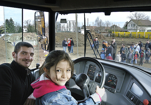 Früh übt sich …: Die achtjährige Luciana findet es «toll», dass sie den grossen Dumper unter der Anleitung von Patrick Cusia fahren darf.  HRL
