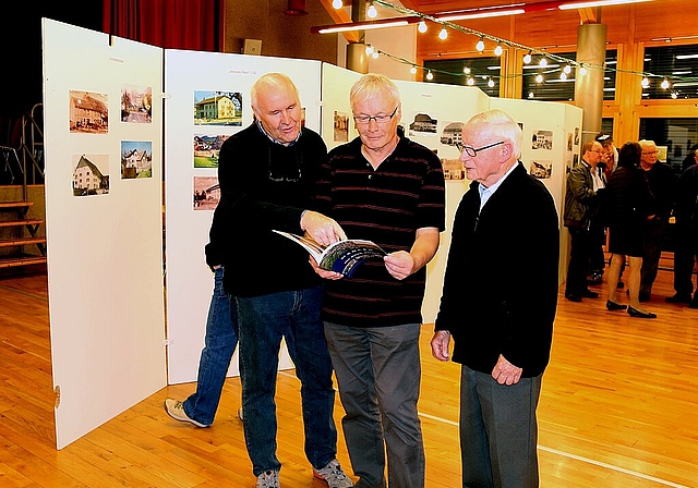 Die Initianten der Ausstellung: (v.l.) Rolf Karrer, Christian Scheurer, Germann Halb- eisen und Peter Kneuss (fehlt auf dem Bild) hatten die Sammlung zusammengestellt. Foto: Gaby Walther
