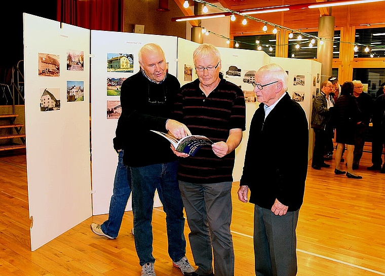 Die Initianten der Ausstellung: (v.l.) Rolf Karrer, Christian Scheurer, Germann Halb- eisen und Peter Kneuss (fehlt auf dem Bild) hatten die Sammlung zusammengestellt. Foto: Gaby Walther