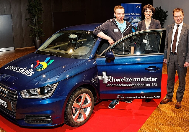 Preisübergabe: Landmaschinenmechaniker Maurice Häner, Monika Knill, Regierungsrätin und Vorsteherin des Departements für Erziehung und Kultur im Kanton Thurgau, und Patrik Forster, Debrunner Acifer Gruppenleitungs-Mitglied. Foto: zvg