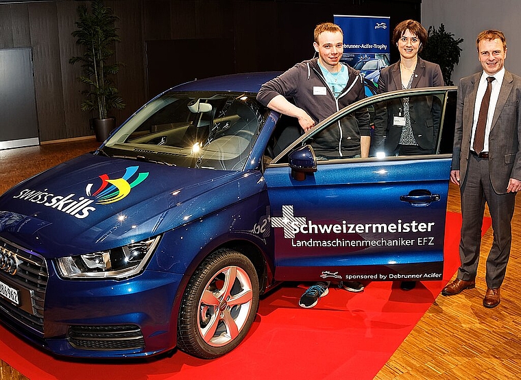 Preisübergabe: Landmaschinenmechaniker Maurice Häner, Monika Knill, Regierungsrätin und Vorsteherin des Departements für Erziehung und Kultur im Kanton Thurgau, und Patrik Forster, Debrunner Acifer Gruppenleitungs-Mitglied. Foto: zvg