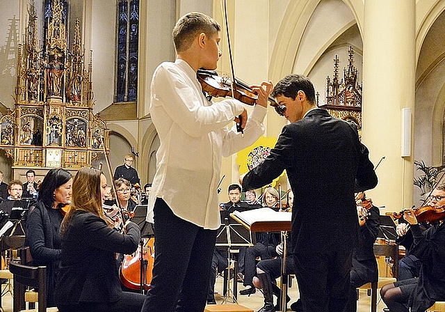 Sie verstehen sich: Solist Jonathan Zipperle (l.) und Dirigent Raphael Ilg. Foto: Roland Bürki