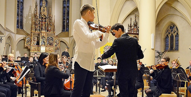 Sie verstehen sich: Solist Jonathan Zipperle (l.) und Dirigent Raphael Ilg. Foto: Roland Bürki