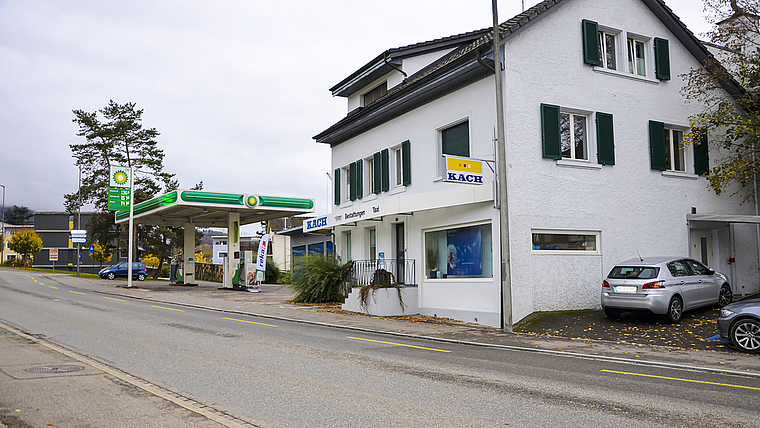 Kostet 2,3 Millionen Franken: das Käch-Areal, bestehend aus drei Gebäuden und einer Tankstelle. Foto: Fabia Maieroni