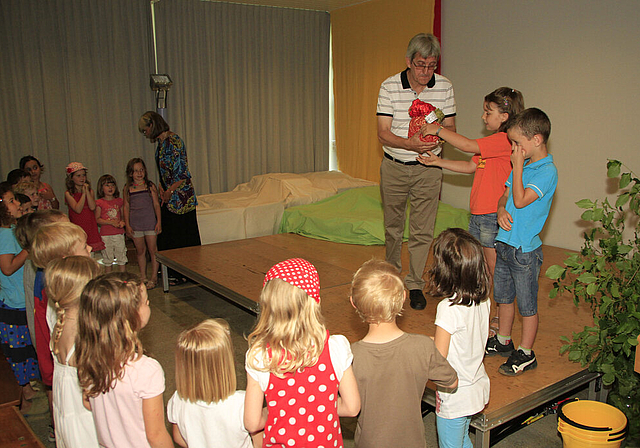 Spendenübergabe: Erwin Borer darf 3594 Franken für die Laufentaler Imker von den Kindern in Empfang nehmen.  Foto: Martin Staub