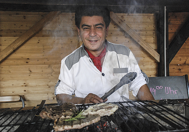 Neu isst man im Restaurant Oepfelsee «da Mustafa»: Der Wirt am Aussengrill.  Foto: Thomas Brunnschweiler
