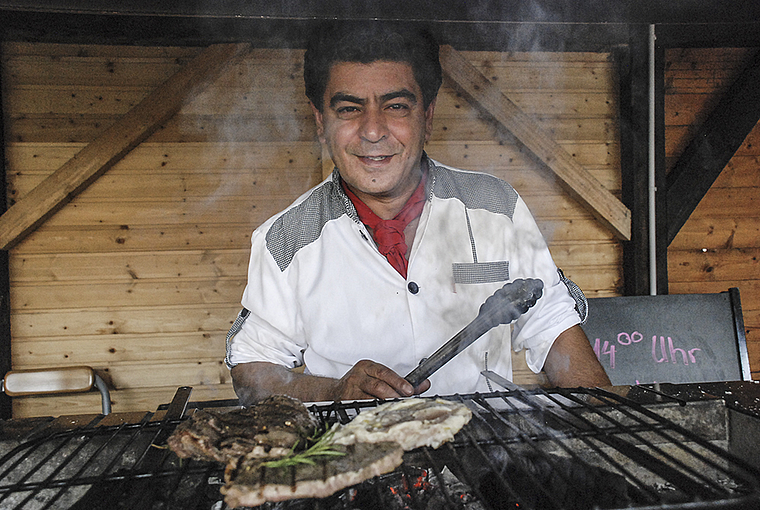 Neu isst man im Restaurant Oepfelsee «da Mustafa»: Der Wirt am Aussengrill. Foto: Thomas Brunnschweiler
