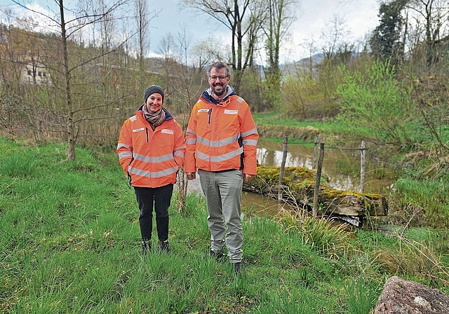 Sind mit der Entwicklung des Areals zufrieden: Alicia Escher, Projektleiterin Revitalisierung, und Jonas Woermann, Leiter Geschäftsbereich Wasserbau im Tiefbauamt des Kantons Basel-Landschaft. Foto: Melanie Brêchet