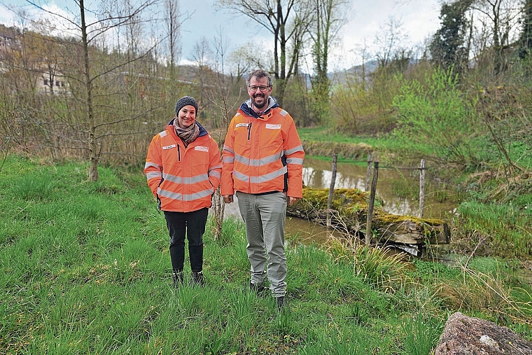 Sind mit der Entwicklung des Areals zufrieden: Alicia Escher, Projektleiterin Revitalisierung, und Jonas Woermann, Leiter Geschäftsbereich Wasserbau im Tiefbauamt des Kantons Basel-Landschaft. Foto: Melanie Brêchet