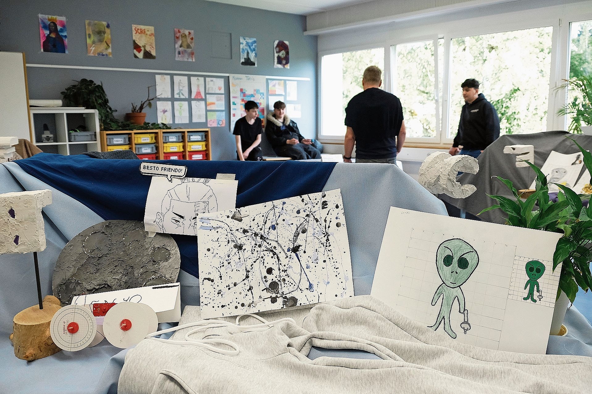 Ausstellung: Liebevoll drapierte Gegenstände in der Kleinklasse. Ausstellung: Liebevoll drapierte Gegenstände in der Kleinklasse.