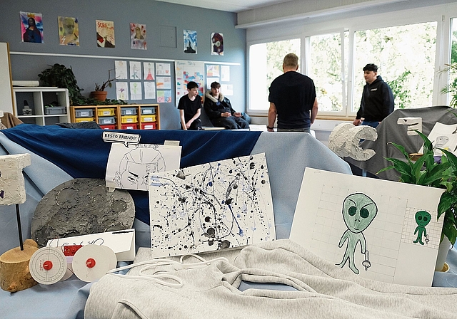 Ausstellung: Liebevoll drapierte Gegenstände in der Kleinklasse.